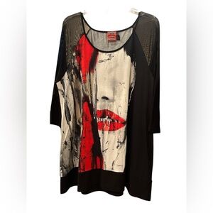SIMON CHANG THE COLLECTION Abstract Face Print Black Women's Top with Red Accent